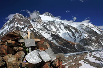 Keuken foto achterwand K2 Gilkey Memorial, een gedenkzuil opgericht om de dood van overleden klimmers van K2 te herdenken. Broadpeak op de achtergrond.