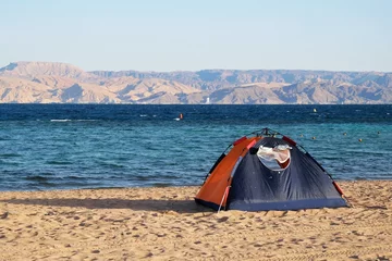 Photo sur Plexiglas Plage de Camps Bay, Le Cap, Afrique du Sud Single tent on beach by Red Sea around Aqaba, Jordan