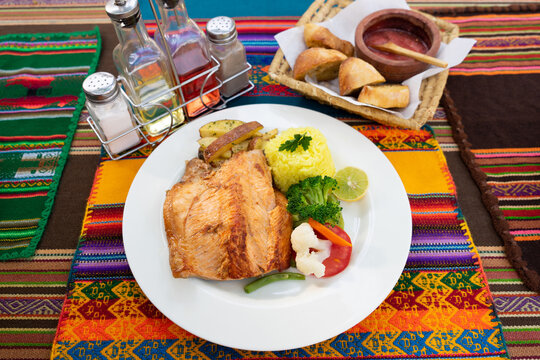 t&iacute;pica trucha a la parrilla sobre un mantel tradicional