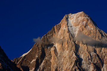 Gasherbrum IV capturé du glacier Baltoro au crépuscule. Gasherbrum IV ou K3, est la 17e plus haute montagne de la Terre et la 6e plus haute du Pakistan.