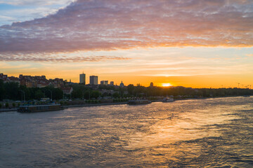 Naklejka premium Warsaw during sunset with lots of water in the river