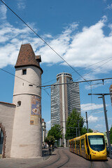 La tour de l'Europe et de Bollwerk avec le tramway a Mulhouse.