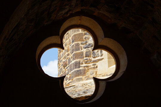 Gotisches Vierpass-Fenster in einem Geb&auml;ude der &ouml;ffentlich zug&auml;nglichen Baustelle "Gu&eacute;delon". Mit mittelalterlichen Methoden wird eine neue Ritterburg gebaut. Im Fenster fehlt noch das Glas. 