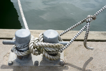 Rope on the mooring line in safe harbor - obrazy, fototapety, plakaty