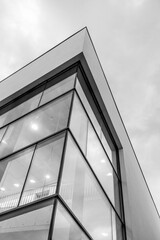 Modernes Gebäude mit Himmel