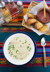 Sopa de maní típica boliviana sobre un mantel tradicional