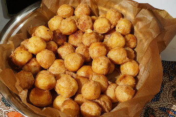 Süße gebackene goldgelbe asiatische Gebäckteilchen 