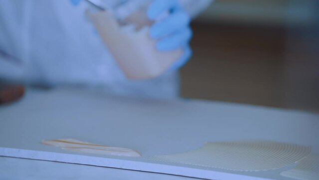 Glue testing in the laboratory, glue application
