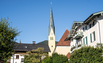 Fototapeta na wymiar Kirchturm in Rottach-Egern am Tegernsee bei strahlendem Sonnenschein