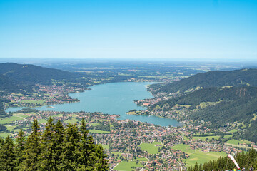 Obraz premium Tegernsee bei strahlendem Sonnenschein im Sommer in Bayern von oben