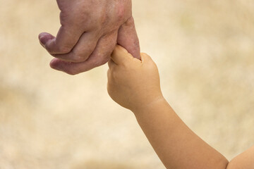 赤ちゃん（2歳0か月、女の子、日本人）とおばあちゃん（60代、日本人）が手をつなぐ