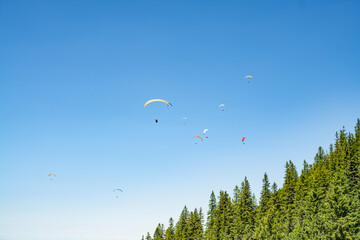 Gleitschirm fliegen am Wallberg Tegernsee in Bayern an einen Sommertag mit strahlendem Sonnenschein