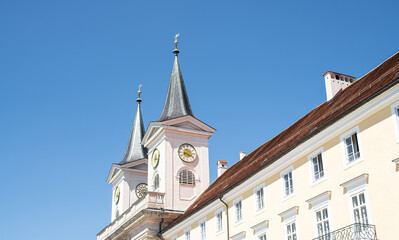 Fototapeta premium Herzogliches Schloss Tegernsee ehemaliges Kloster bei strahlendem Sonnenschein im Sommer
