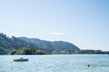 Schliersee in Bayern an einem schönen Sommertag bei strahlendem Sonnenschein