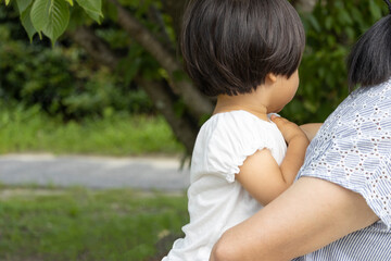 赤ちゃん（2歳0か月、女の子、日本人）をおんぶするおばあちゃん（60代、日本人）
