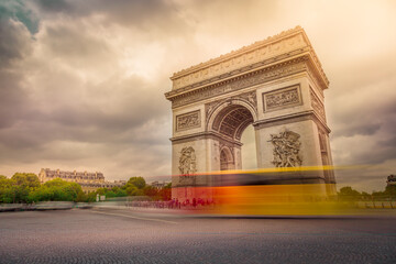 Fototapeta premium Triumphal Arch in Charles de Gaulle square with blurred cars, Paris