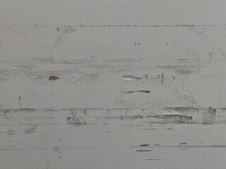 Schleifspuren an einer verputzten Wand