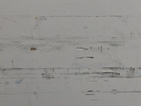 Schleifspuren an einer verputzten Wand