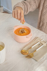 accompany me in the step by step of this delicious pumpkin soup with crouton, on a cold winter day