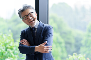 眼鏡をかけたミドルビジネスマン