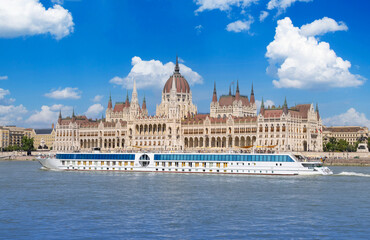 Fototapeta premium .Hungary, boat cruise near panoramic view and city skyline of Budapest historic center.