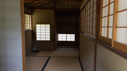 Obraz premium 薄暗く畳のある古い日本家屋