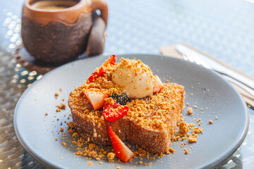 Pan Frances acompañado de helado de vainilla