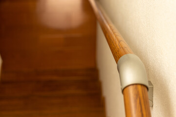 階段の横の壁に設置された木製の手すり