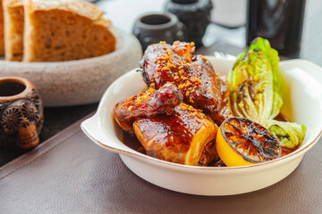 Pollo a las finas Hierbas, Gastronomía internacional