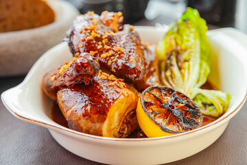 Pollo a las finas Hierbas, Gastronomía internacional