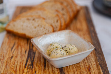 Pan acompañado de mantequilla, Alta cocina Internacional
