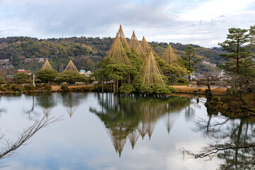 初冬の兼六園・霞ヶ池と雪吊りされた唐崎松