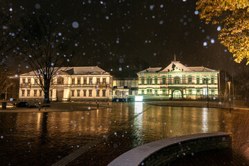Fototapeta na wymiar 金沢の雪降る夜にライトアップされた国立工芸館