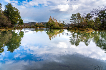 初冬の兼六園・霞ヶ池と雪吊りされた唐崎松