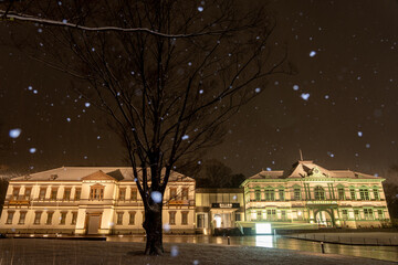 金沢の雪降る夜にライトアップされた国立工芸館