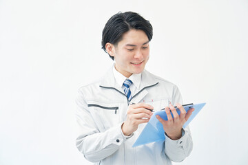 白バックで点検する作業員