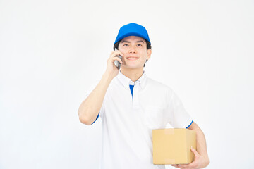 スマホで電話する宅配業者　白バック
