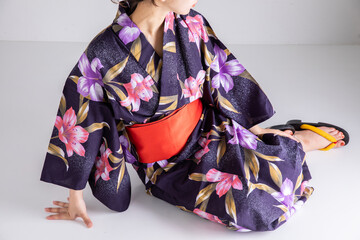 ゆかたを着て座り込む女性　Japan