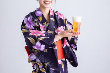 ビールを持って笑顔の女性　beer