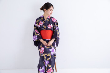 浴衣を着て椅子に腰掛ける女性　Japan	