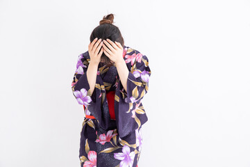 浴衣を着て頭を抱える女性　Japan	