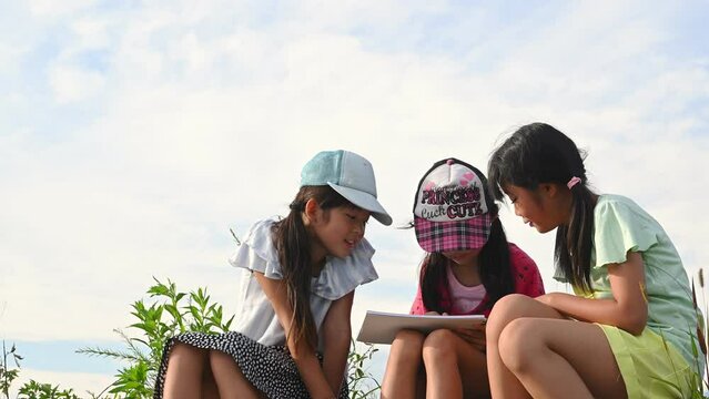 小学生の自由研究　女の子　宿題　SDGsを学ぶ