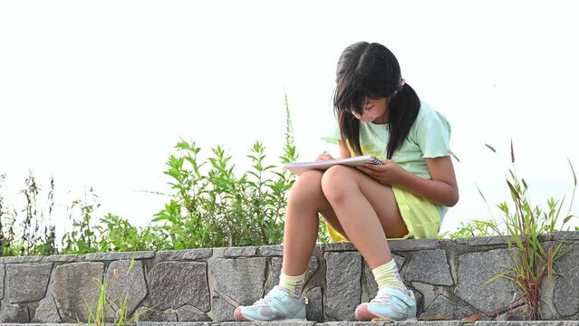 小学生の自由研究　女の子　宿題　SDGsを学ぶ