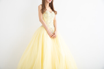 Fototapeta premium 黄色のドレスを着た女性 breast