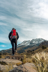 Obraz premium Man standing on the mountain top