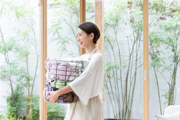 洗濯をするミドル女性（家事・主婦・家） © polkadot