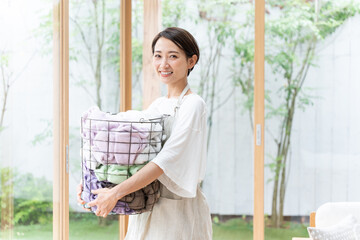 洗濯をするミドル女性（家事・主婦・家）