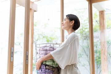 洗濯をするミドル女性（家事・主婦・家）