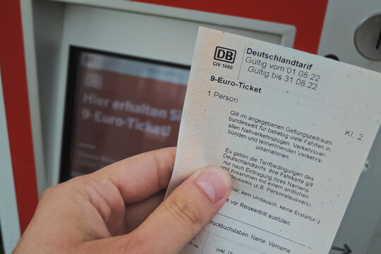 Neun 9 Euro Bahn Ticket Fahrschein Fahrkarte für öffentlichen Nahverkehr in Deutschland 