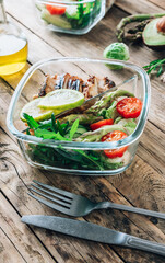 Healthy lunch box with chicken, chickpeas and vegetables.